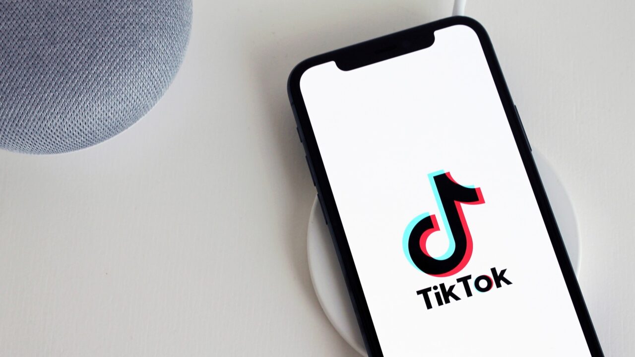 TikTokマーケティングとは？企業の戦略立案から成功事例・費用まで徹底解説
